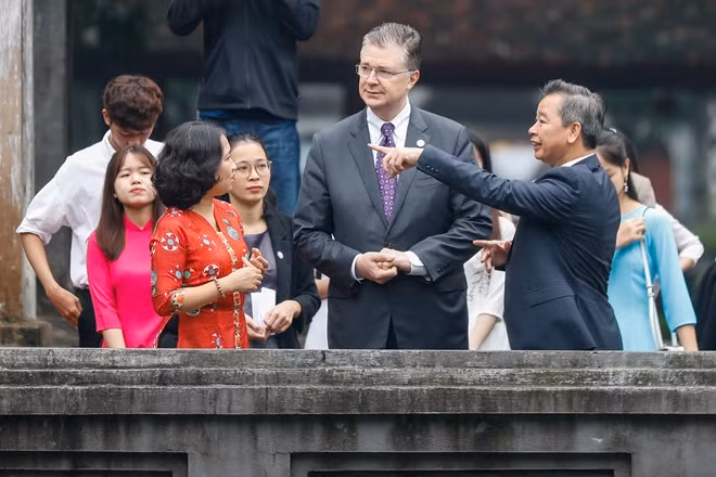 Tại đây Đại sứ đã được giới thiệu về lịch sử Văn Miếu qua các triều đại, về các mô hình giáo dục của Việt Nam từ khi ngôi trường này được thành lập. Đồng hành cùng Đại sứ là nhà sử học Phạm Quang Minh – Tiến sĩ chuyên ngành Đông Nam Á của Trường đại học KHXH&NV, ĐH Quốc gia Hà Nội.