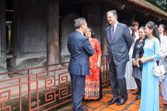 Nghe kể về sự tích bia Tiến sĩ.