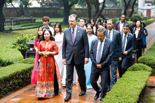 Đại sứ Daniel J. Kritenbrink và nhà sử học Phạm Quang Minh tại Văn Miếu-Quốc Tử Gíam