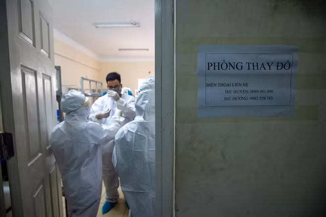 Công tác chuẩn bị được thực hiện tại một phòng riêng tại tầng 2, đây được coi là khu vực vô trùng dành riêng cho các y bác sĩ và lực lượng chức năng đang làm việc tại đây. Khu vực này được khử trùng hàng ngày, trước và sau khi có người vào làm việc. Tại đây mọi quy tắc đi lại, mặc và cởi đồ bảo hộ đều tuân theo sự hướng dẫn cụ thể của lực lượng chức năng.