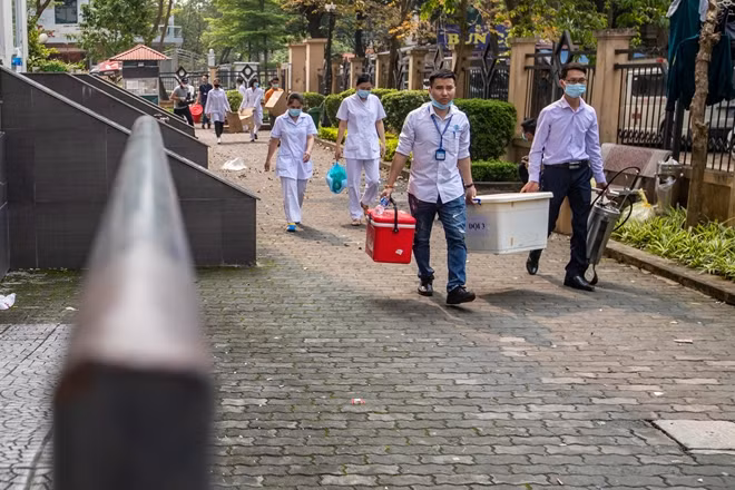 Đúng 1h chiều, các bác sĩ thuộc Trung tâm kiểm soát bệnh tật Hà Nội và hơn 10 sinh viên thuộc trường Đại học Y đã có mặt tại Pháp Vân - Tứ Hiệp. Mọi trang thiết bị đều được mang từ Trung tâm đến bao gồm đồ bảo hộ, thiết bị lấy mẫu xét nghiệm...