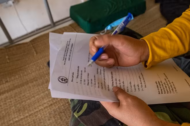 Tờ khai lấy mẫu xét nghiệm trên tay một sinh viên.