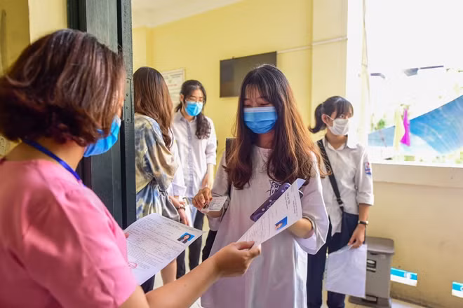 Thí sinh đến đăng kỳ thi phải mang theo căn cước công dân hoặc chứng minh thư nhân dân để giám thị đối chứng với tờ khai đăng ký.