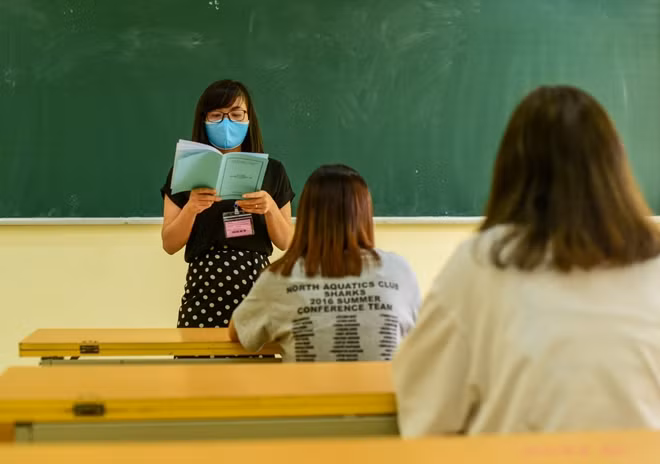 Giám thị phổ biến quy định cho thí sinh
