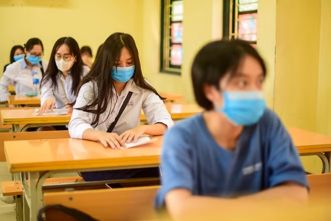 Việc giãn cách và đeo khẩu trang là bắt buộc trong kỳ thi lần này.
