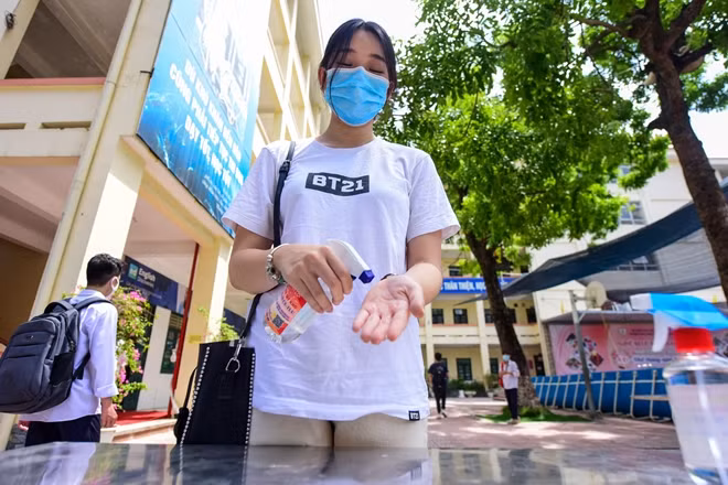 Đo nhiệt độ và khử khuẩn tay là bắt buộc đối với mỗi thí sinh