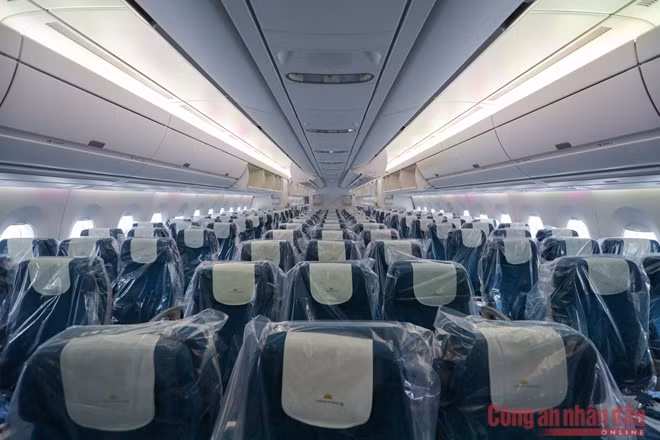 Chuyến bay này được bố trí tổ bay nhiều gấp đôi bình thường bao gồm 5 phi công, 8 tiếp viên, 4 nhân viên kỹ thuật. Thành viên tổ bay sẽ mặc đồ bảo hộ cấp 4 và hạn chế dùng nhà vệ sinh. Máy bay sẽ lắp rèm bằng nhựa dẻo để chia thành 3 khoang, có máy lọc không khí ở mỗi khoang. Toàn bộ 325 ghế trên máy bay đều được bọc kín nilông và có khăn ướt tẩm cồn, 1 túi rác và 1 tờ hướng dẫn.