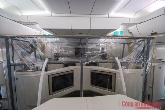 Trong số 129 ca được xác định mắc COVID-19 trên chuyến bay này, chắc chắn sẽ có 7 đến 10 ca có biểu hiện nặng. Do đó, máy bay được chia thành 4 khu: khu đuôi máy bay dành cho bệnh nhân dương tính, khu dành cho bệnh nhân chưa có kết quả xét nghiệm, khu dành cho nhân viên y tế, khu của phi hành đoàn. Đây cũng là lần đầu tiên chúng ta lắp đặt buồng áp lực dương để giảm thiểu nguy cơ lây nhiễm từ khoang này sang khoang kia và là nơi ăn uống của tổ bay, đội ngũ y bác sĩ trong suốt thời gian bay.