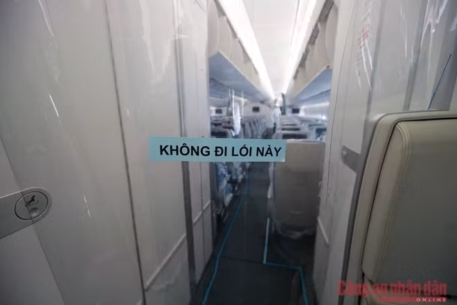 Ngăn cách các khoang là rèm nhựa, hành khách sẽ không được di chuyển giữa các khoang trong cả chuyến bay.
