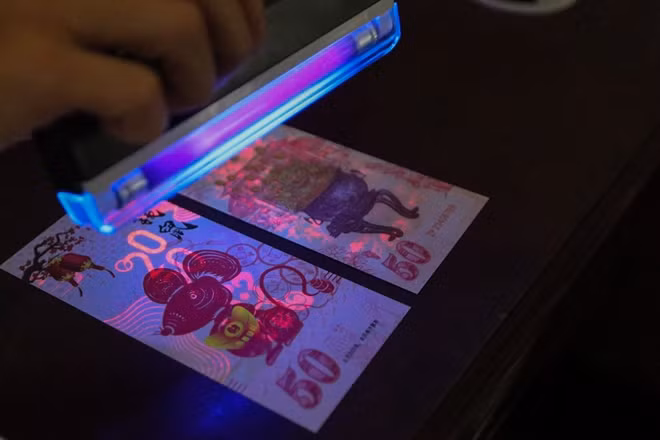 Mặc dù là tiền lưu niệm nhưng nhà sản xuất cũng in riêng những ký tự thế này để tránh tiền giả
