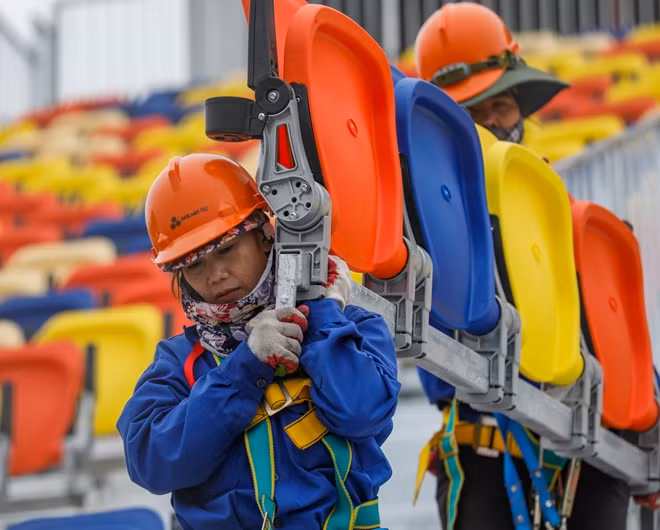 Công nhân hoàn tất việc lắp đặt ghế tại khu vực khán đài.
