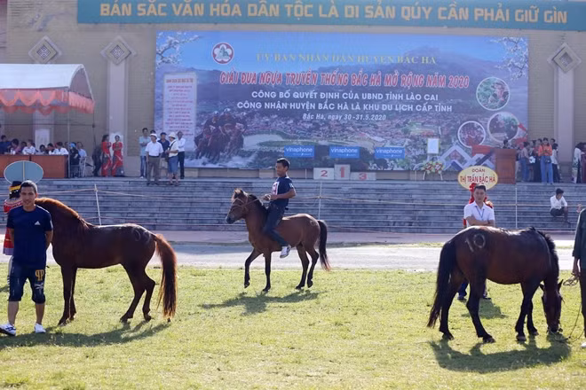 Thời tiết huyện Bắc Hà sáng 31/5 nắng đẹp, hàng vạn du khách đã đến Sân vận động trung tâm huyện Bắc Hà để theo dõi những vòng đua hấp dẫn.