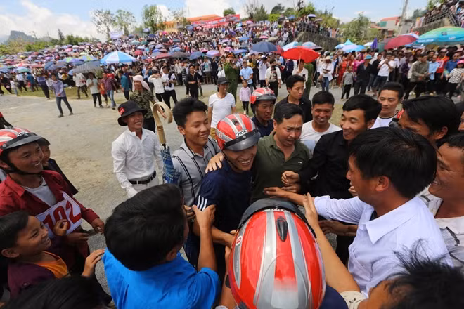 Nài ngựa Vàng Văn Giang lần đầu tiên giành ngôi vô địch được người hâm mộ vây xung quanh chúc mừng.