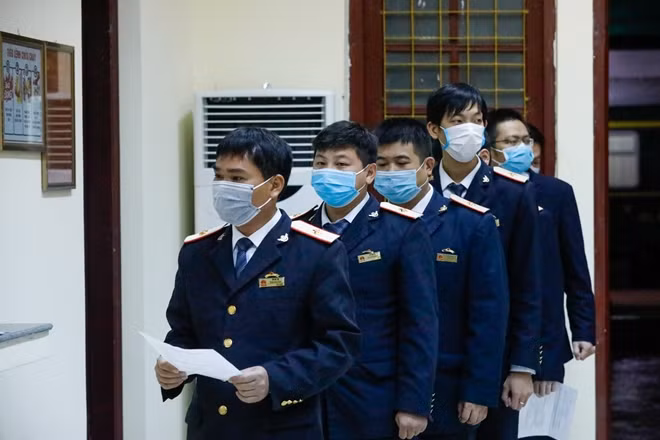 Nhân viên đường sắt người Trung Quốc cũng phải xếp hàng đợi kiểm tra thân nhiệt