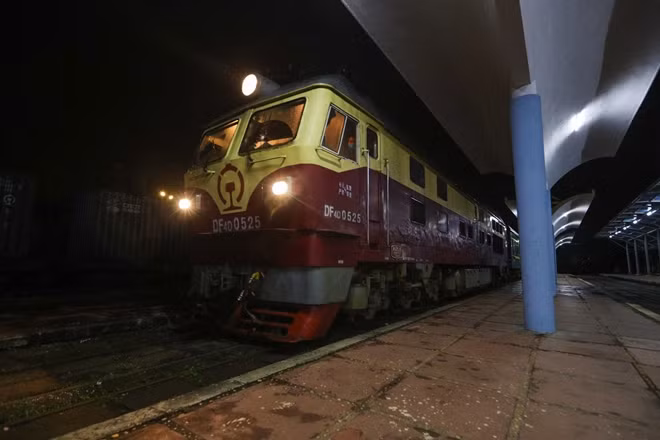 23h20 ngày 3/2 tàu liên vận Hà Nội - Nam Ninh cập ga Đồng Đăng (Lạng Sơn) để làm thủ tục nhập cảnh rồi sau đó tiếp tục hành trình tới ga Gia Lâm (Hà Nội).