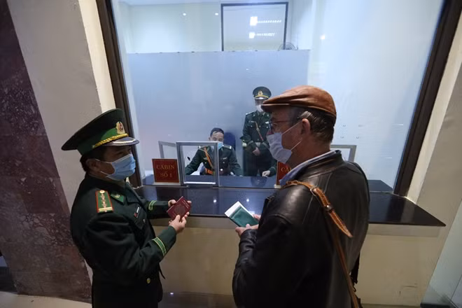 Cán bộ biên phòng giải thích cho du khách người Anh biết về tình hình hiện tại và quy định của Chính phủ Việt Nam. Vị khách tỏ ra không được hài lòng vì ông hoàn toàn không biết về những vấn đề này. Ở ga Nam Ninh, cơ quan chức năng đã không thông báo cho ông biết gì về tình hình bệnh dịch đang diễn ra