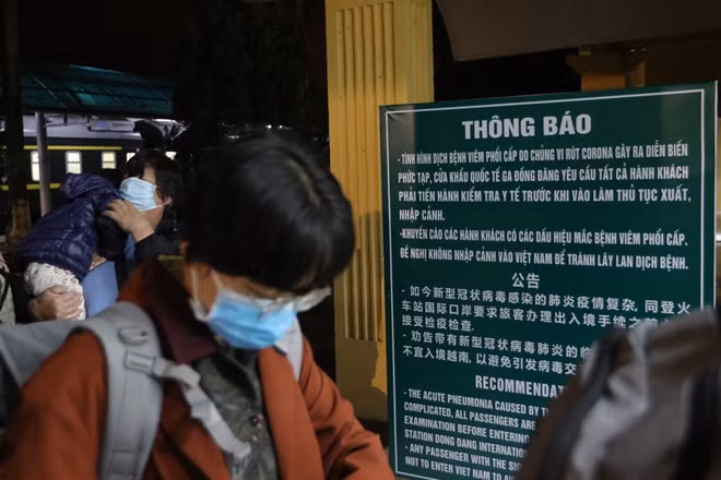 Ngay nơi tàu đỗ đã có biển thông báo về thủ tục kiểm tra y tế bắt buộc. Trong ảnh là đoàn người đang chờ xuất cảnh tại ga Đồng Đăng.