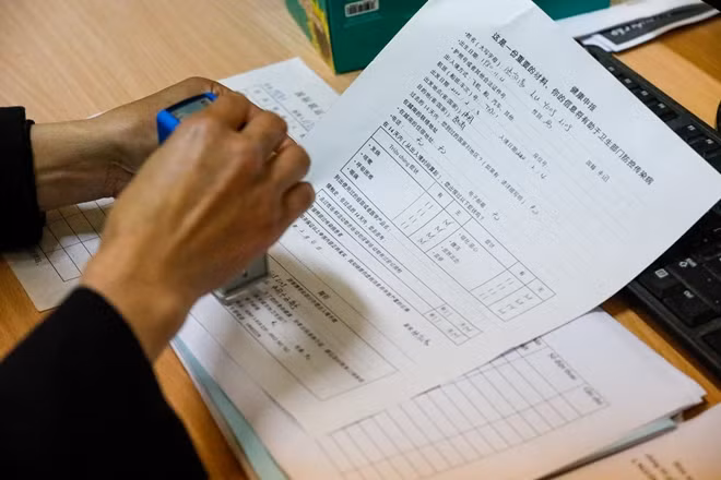 Sau những thủ tục cần thiết, hải quan sẽ cấp dấu xuất cảnh cho du khách. Trên chuyến tàu đi có tổng cộng hơn 100 hành khách trong đó có 90 người Trung Quốc.