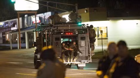 An ninh được thắt chặt trên đường phố Ferguson. (ảnh: CBS News).
