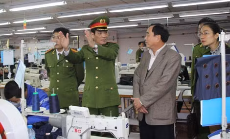 Lãnh đạo Cục Cảnh sát PCCC&CNCH kiểm tra an toàn PCCC tại Công ty cổ phần May Bắc Giang.