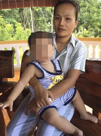 Phạm nhân T.T.K.T. bên con trai.