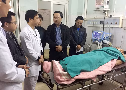 Ông Khuất Việt Hùng thăm hỏi các nạn nhân vụ tai nạn đang điều trị tại Bệnh viện Thanh Hóa.