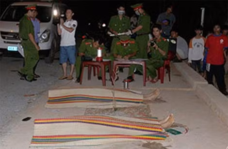 Công an huyện Phú Qúy khám nghiệm hiện trường và tử thi.