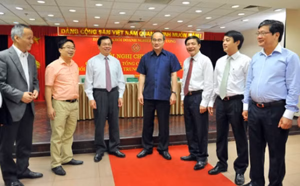 Đồng chí Nguyễn Thiện Nhân và đồng chí Bùi Văn Cường trao đổi với các doanh nghiệp - Ảnh: H.H. Đồng chí Nguyễn Thiện Nhân và đồng chí Bùi Văn Cường trao đổi với các doanh nghiệp - Ảnh: H.H.