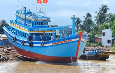 Tàu cá Bình Thuận đóng mới theo Nghị định 67 hạ thủy ra khơi.