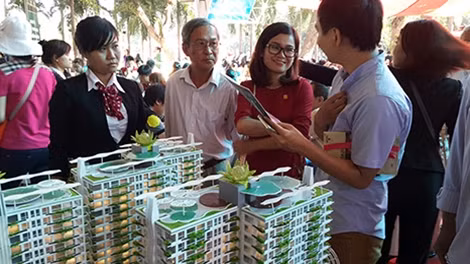 Khách chọn mua căn hộ tại dự án xanh.