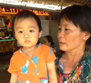 Cháu bé 2 tuổi cùng lúc mất cả cha lẫn mẹ.