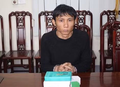 Đối tượng Hồ Đức Thiện cùng 1 bánh heroin.