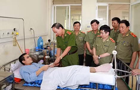 Thượng tướng Lê Quý Vương, Ủy viên Trung ương Đảng, Thứ trưởng Bộ Công an thăm hỏi, động viên, tặng quà cán bộ, chiến sĩ CAND bị thương trong khi làm nhiệm vụ. Thượng tướng Lê Quý Vương, Ủy viên Trung ương Đảng, Thứ trưởng Bộ Công an thăm hỏi, động viên, tặng quà cán bộ, chiến sĩ CAND bị thương trong khi làm nhiệm vụ.