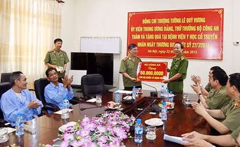 Thay mặt lãnh đạo Bộ Công an, Thứ trưởng Lê Quý Vương trao 50 triệu đồng tặng cán bộ, y, bác sĩ Bệnh viện Y học cổ truyền. Thay mặt lãnh đạo Bộ Công an, Thứ trưởng Lê Quý Vương trao 50 triệu đồng tặng cán bộ, y, bác sĩ Bệnh viện Y học cổ truyền.