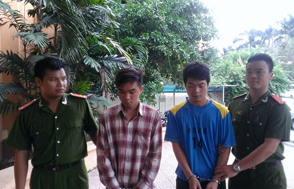 Công an dẫn giải Nguyễn Thành Công và Lương Văn Hoàn đi thực nghiệm hiện trường.