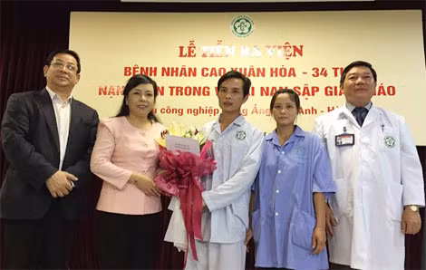 Bộ trưởng Bộ Y tế Nguyễn Thị Kim Tiến tặng quà bệnh nhân Cao Xuân Hòa tại lễ tiễn ra viện.