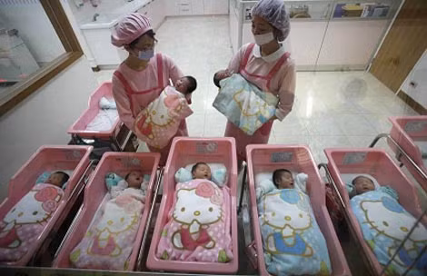 Tỷ lệ sinh ở Nhật Bản liên tục giảm. Tỷ lệ sinh ở Nhật Bản liên tục giảm.