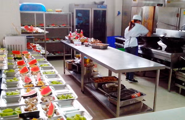 Suất ăn của công nhân cần được đảm bảo chất lượng, vệ sinh. Suất ăn của công nhân cần được đảm bảo chất lượng, vệ sinh.