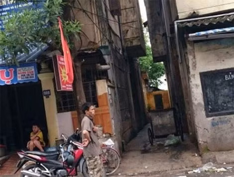 Con ngõ dẫn vào khu vệ sinh công cộng, nơi phát hiện người đàn ông tử vong. Con ngõ dẫn vào khu vệ sinh công cộng, nơi phát hiện người đàn ông tử vong.