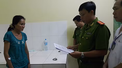 Cơ quan CSĐT Công an tỉnh Vĩnh Long đọc lệnh khởi tố và bắt tạm giam Nguyễn Thị Vân.
