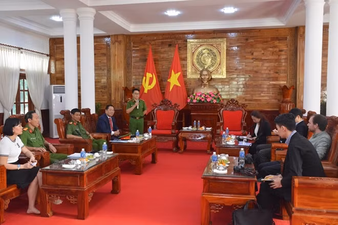 Buổi làm việc và trả lời phỏng vấn của các phóng viên nước ngoài.