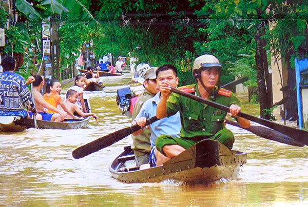 Anh Nhân trong một chuyến tham gia công tác phòng chống bão lụt trên địa bàn.
