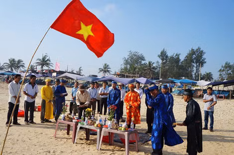 Ngư dân xã Tam Thanh cúng cầu ngư trên bãi biển.