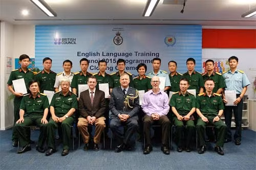 Các sĩ quan quân đội hoàn thành khóa học mới nhất cùng ban tổ chức trong ngày 15/10 (Ảnh do Hội Đồng Anh tại Việt Nam cung cấp).