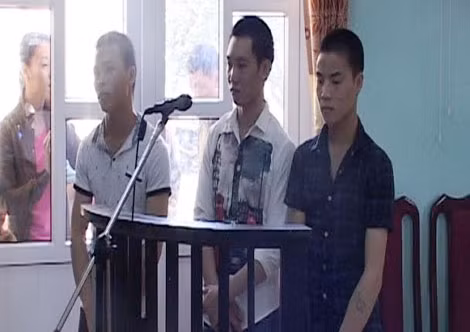 Các bị cáo Cảu, Sám và Si trước phiên toà.