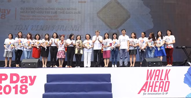Thứ trưởng Bộ Khoa học và Công nghệ Phạm Công Tạc tặng hoa cho các nữ trí thức tiêu biểu