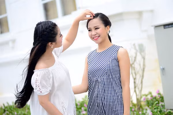 Hai thí sinh Nguyễn Thị Thu Hằng và Nguyễn Thị Hồng Duyên tươi thắm trước đêm thi.