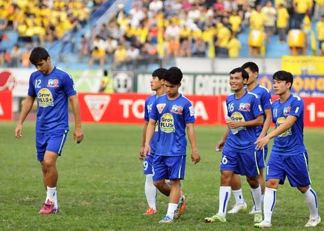 Cầu thủ Hoàng Anh Gia Lai quá non so với mặt bằng chung V.League. Ảnh: H.M.
