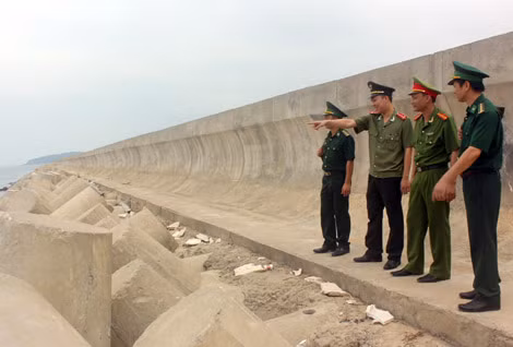 Công an huyện Cô Tô và Bộ đội Biên phòng tuần tra.