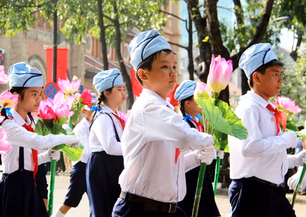 Các cháu thiếu niên TP Hồ Chí Minh tham gia buổi lễ. Các cháu thiếu niên TP Hồ Chí Minh tham gia buổi lễ.